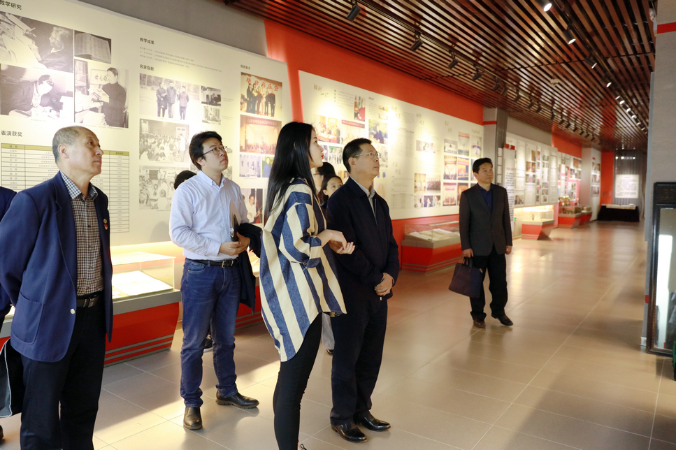 参观校史馆